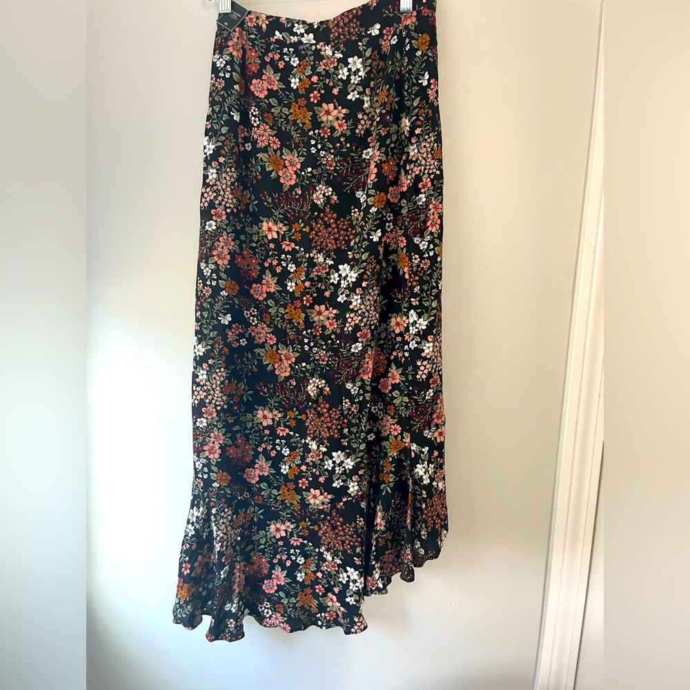 ABERCROMBIE & FITCH - Ruffle Wrap Midi Skirt. Black Floral XS